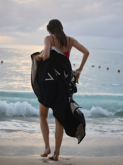 Varley Black/Sandshell Taylor Pool Towel | VARLEY US